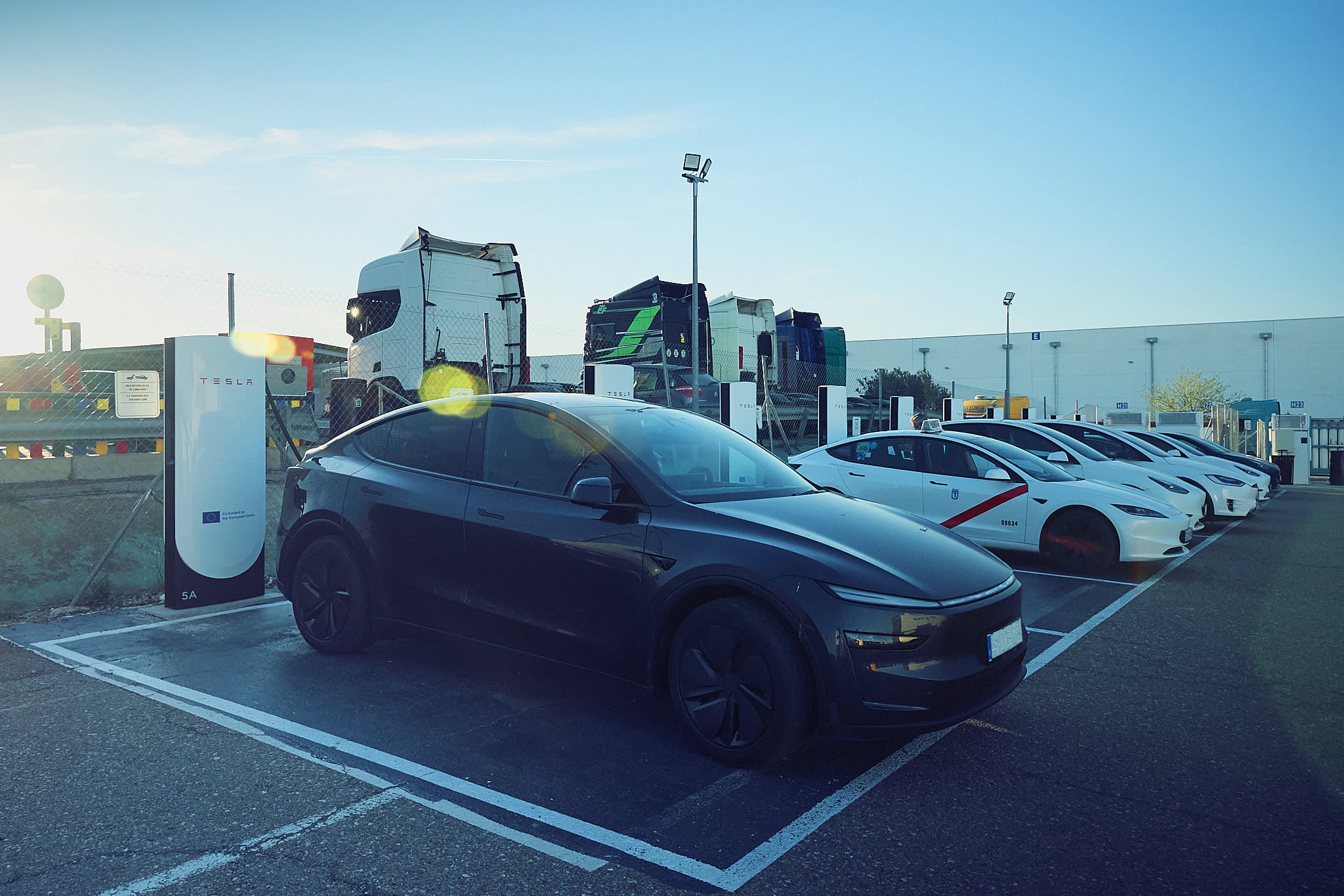 26 04 06 ZoiloELCisne1 2552 supercargador tesla ret