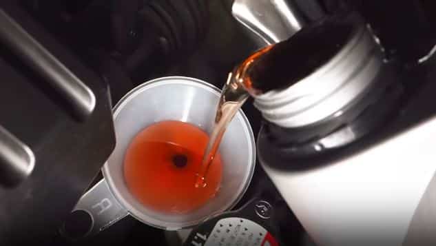 ¿Cada cuánto hay que cambiar el aceite del coche? Cómo y dónde cambiarlo