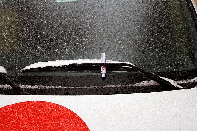 ¿Coche helado? Apunta estos consejos para quitar el hielo del parabrisas