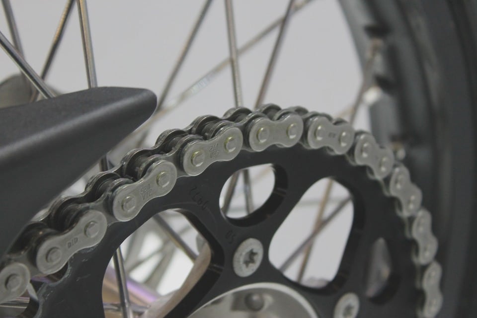 Tensar la cadena de la moto: cuándo y cómo