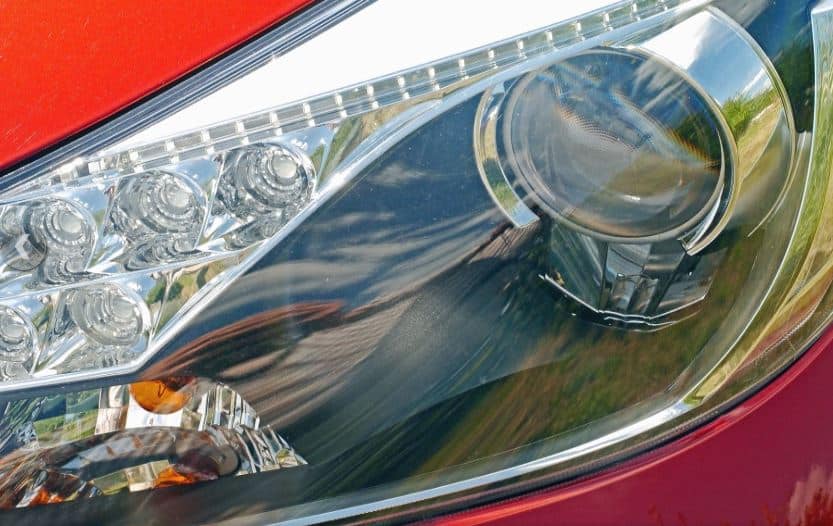 Hora de cambiar una bombilla del coche. ¿Cómo se cambian las bombillas?