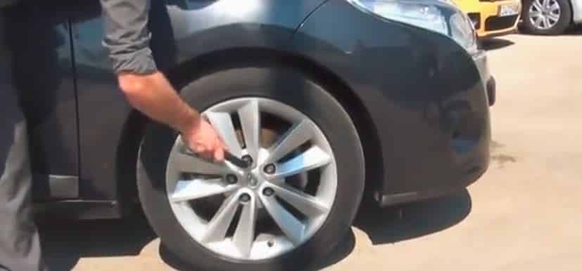 ¿Qué hacer en caso de pinchazo en la rueda del coche?
