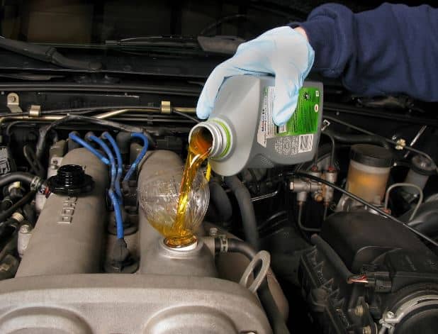 Descubre cómo comprobar el aceite del coche