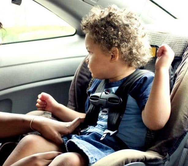 Elevador del coche para niños: edad y normativa sobre los elevadores del coche para niños