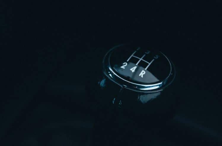Freno motor: qué es y cómo funciona el freno motor del coche