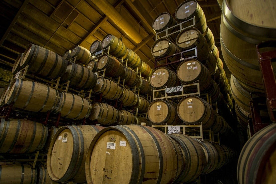 Limpiar las barricas con vapor con gas propano para bodegas