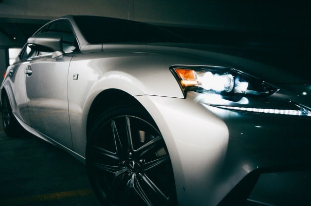 Cómo limpiar los faros del coche de forma correcta