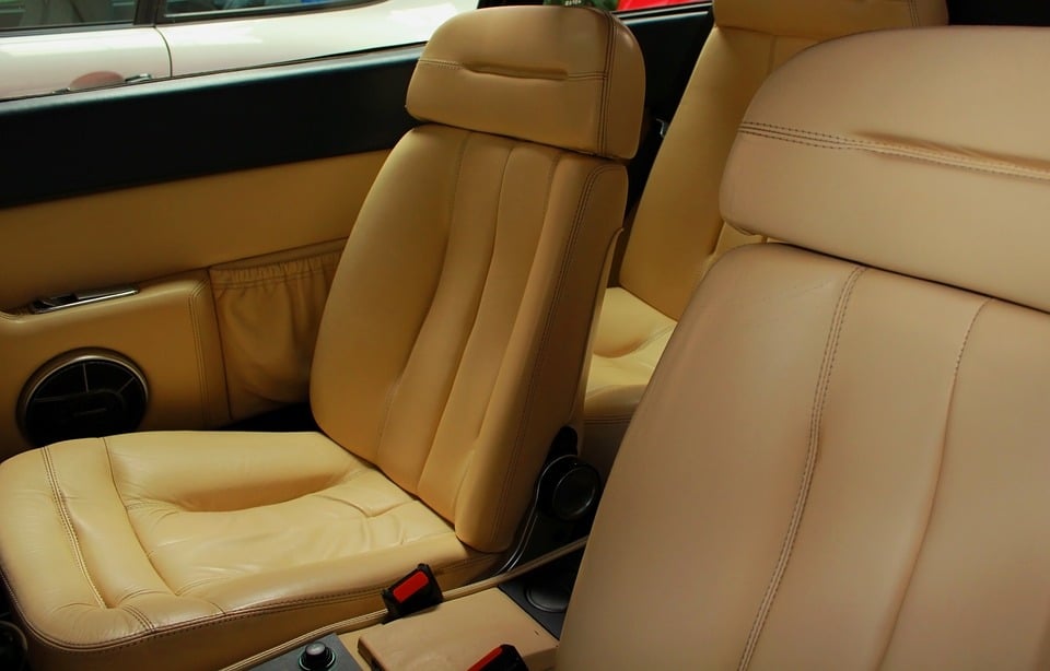 Limpiar la tapicería del coche. Ventajas de una limpieza profesional por dentro