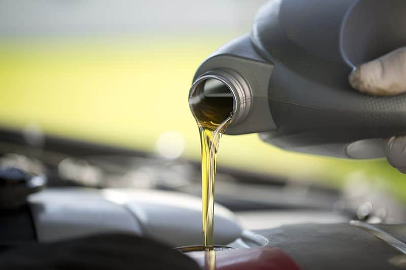 ¿Qué lubricante lleva mi coche? Todo lo que debes de saber sobre lubricantes para el coche