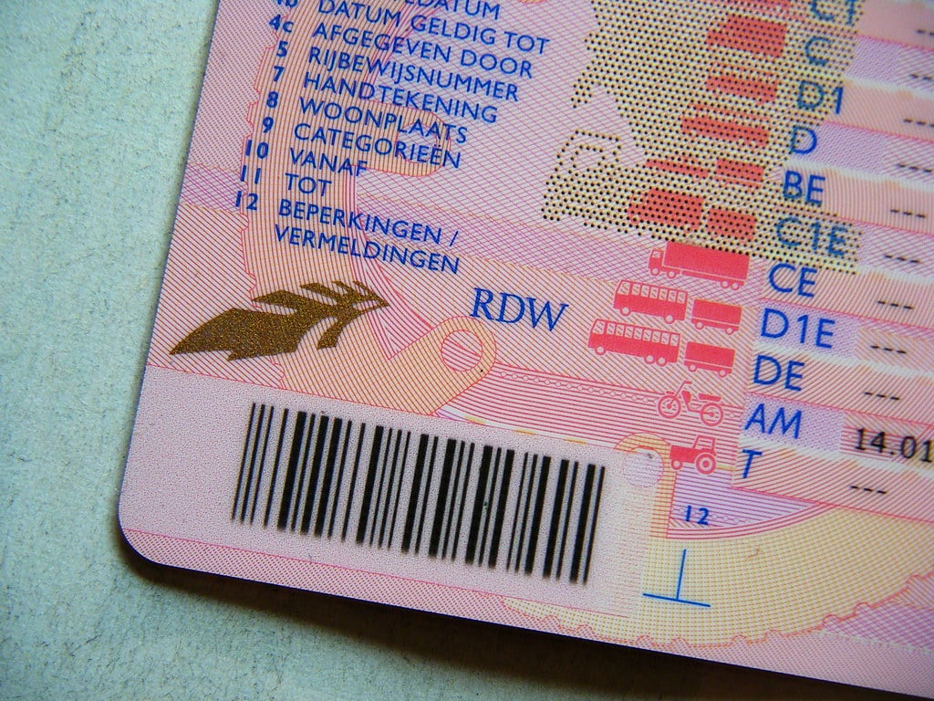 ¿Me pueden poner una multa por llevar el carnet de conducir caducado?