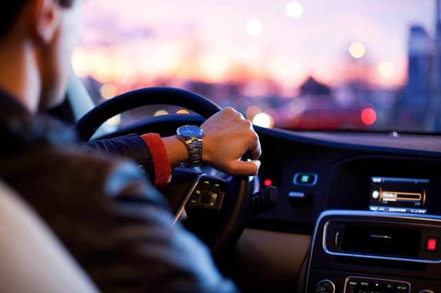¿Por qué echa humo mi coche? Aprende a detectar la avería según el color del humo