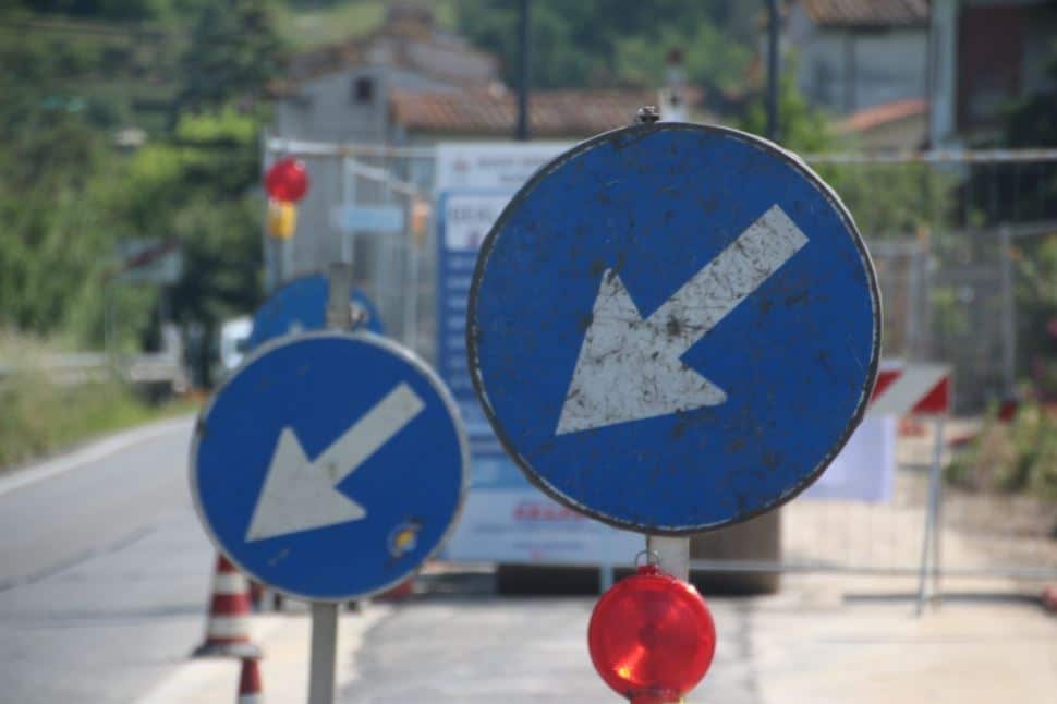Señales de tráfico de obligación: significado y cómo son