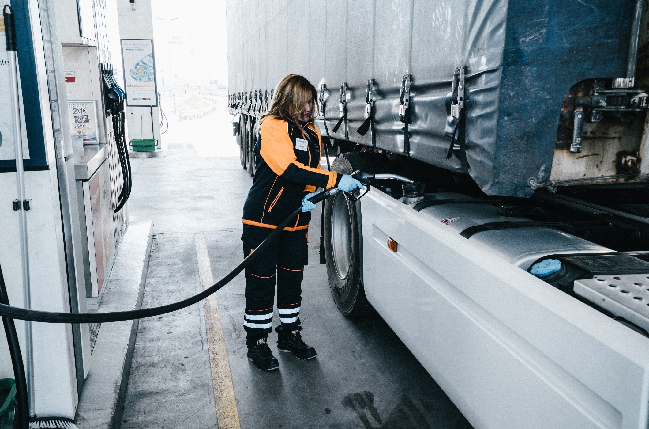 Charco de gasolina al llenar el depósito. ¿Quién se encarga de limpiarlo?